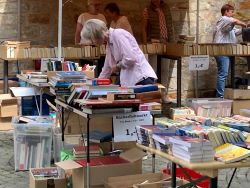 Bücherflohmarkt auf dem Stadt- und Spargelfest